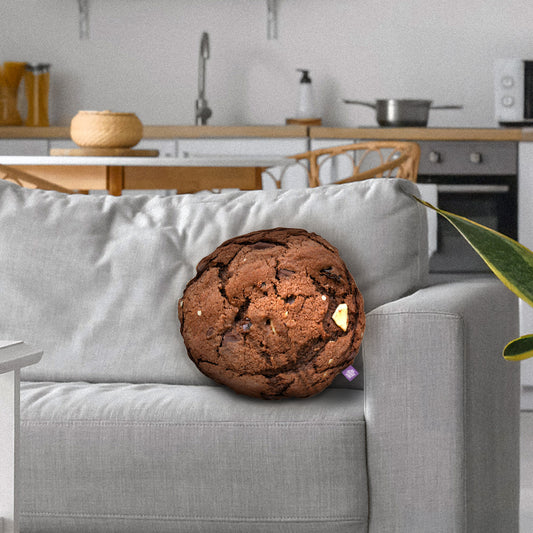 Almohada decorativa de galleta de chocolate por All About Vibe