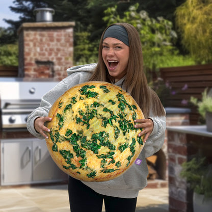 Almohada decorativa de pizza vegetariana por All About Vibe