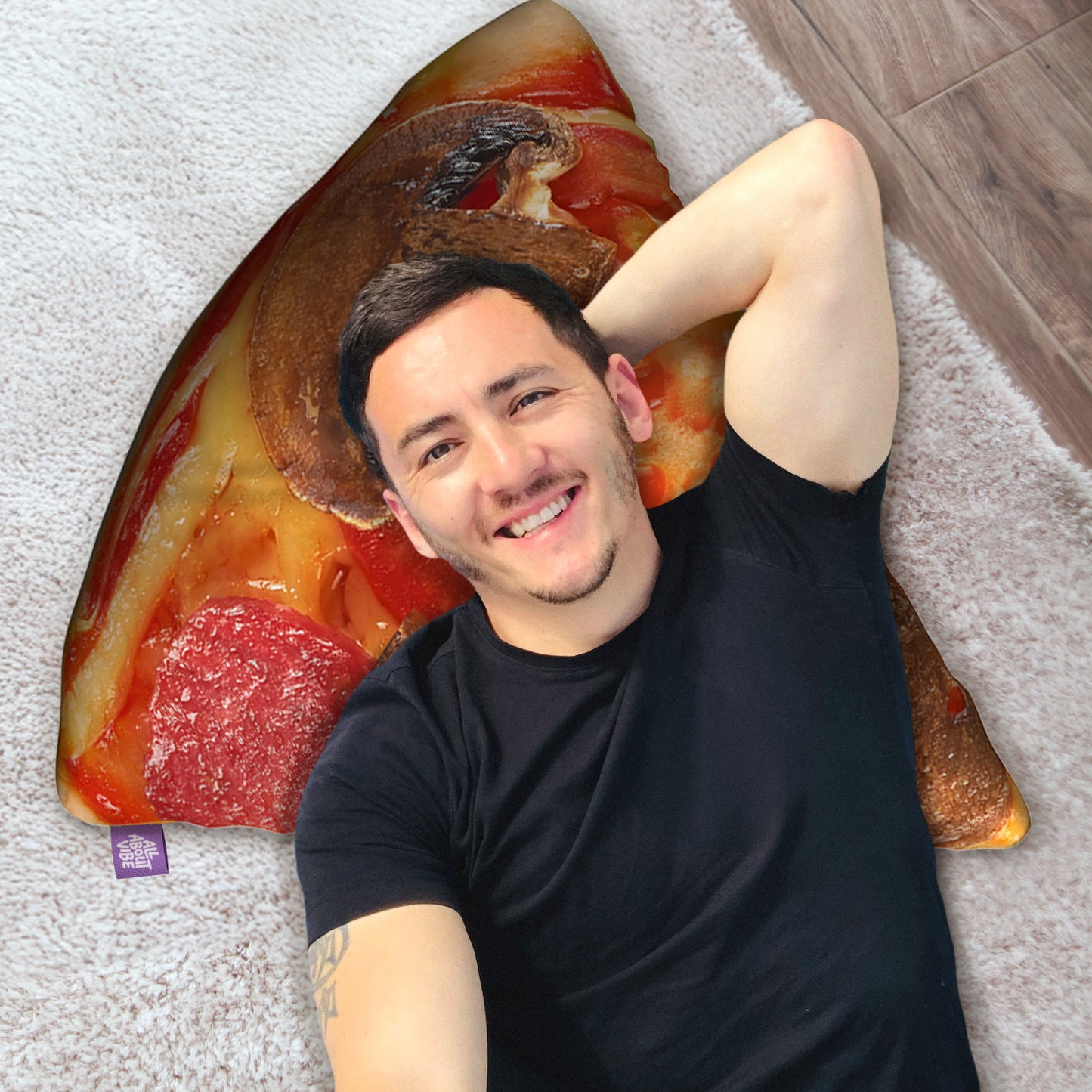 Almohada Decorativa de Rebanada de Pizza de Pepperoni por All About Vibe
