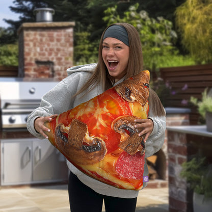 Almohada Decorativa de Rebanada de Pizza de Pepperoni por All About Vibe