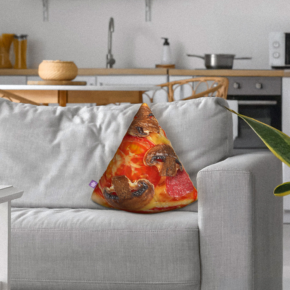 Almohada Decorativa de Rebanada de Pizza de Pepperoni por All About Vibe