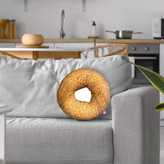 Almohada decorativa de bagel de sésamo por All About Vibe