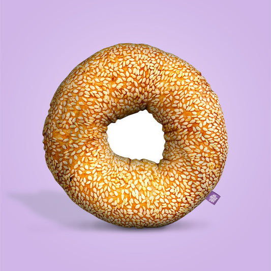 Almohada decorativa de bagel de sésamo por All About Vibe